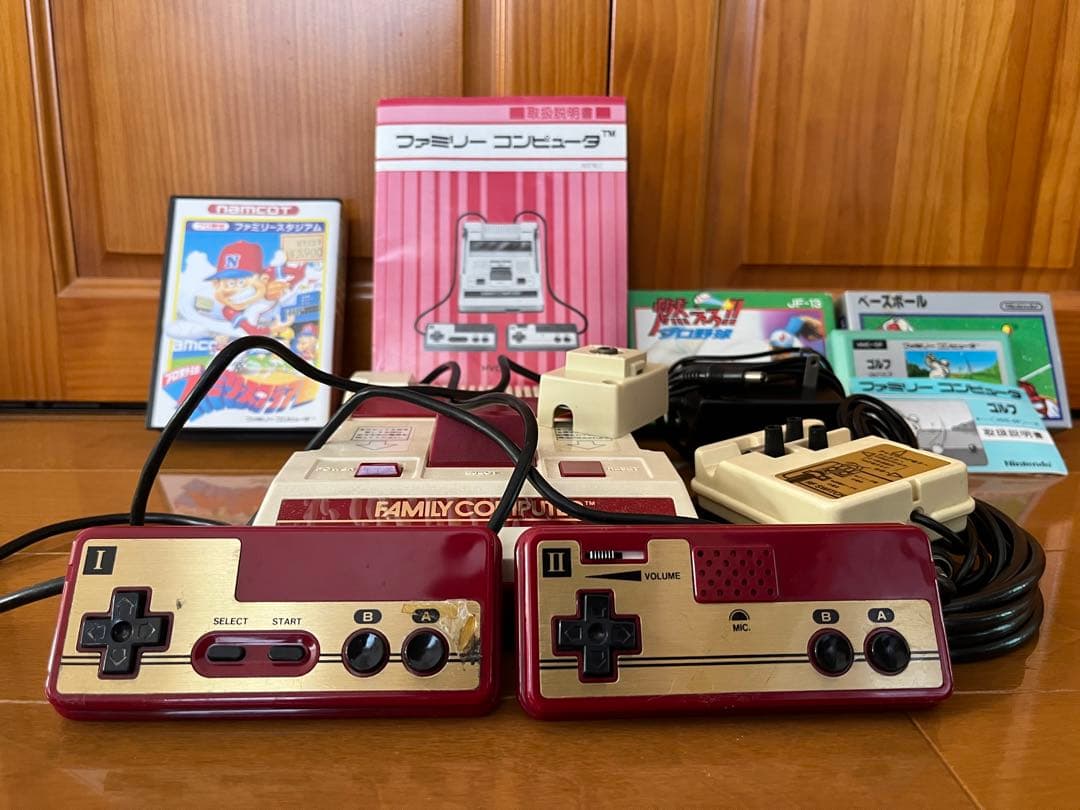 【レトロ 40周年、箱付き】ファミリーコンピューター 本体&カセット4種付き
