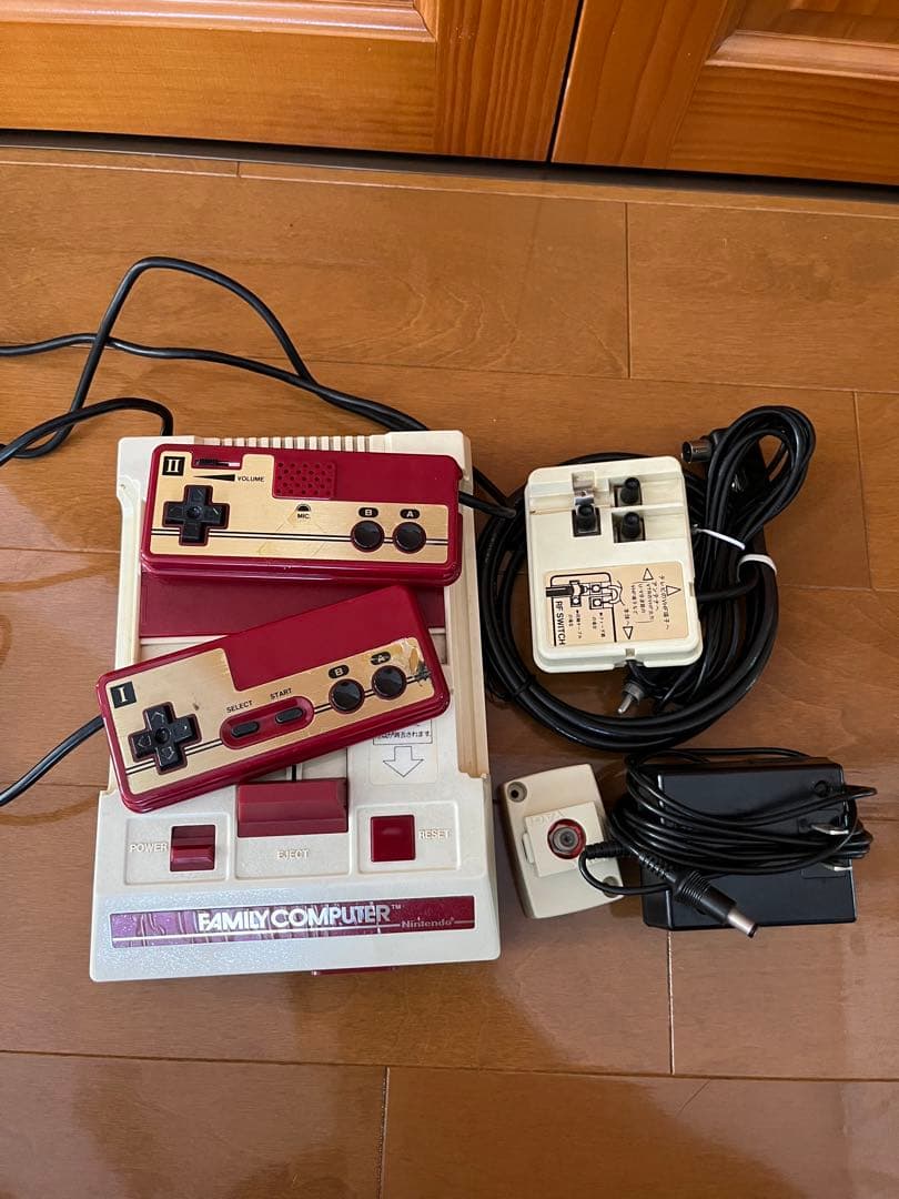 【レトロ 40周年、箱付き】ファミリーコンピューター 本体&カセット4種付き