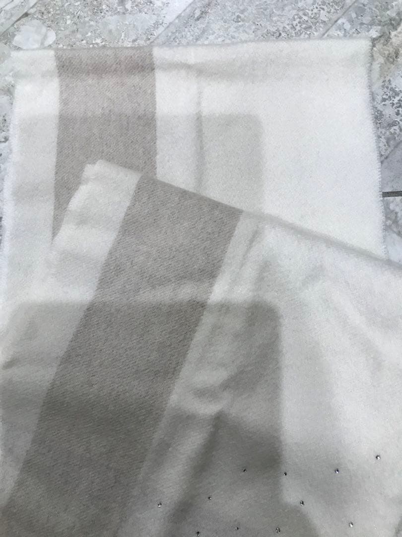 【新品】FURLA 洗えるカシミヤ ラメ入りマフラー ホワイト×グレージュ