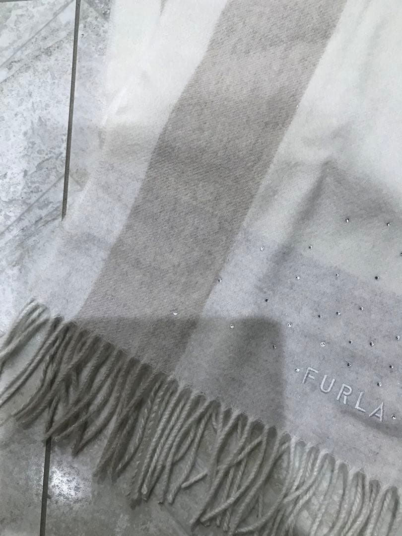 【新品】FURLA 洗えるカシミヤ ラメ入りマフラー ホワイト×グレージュ