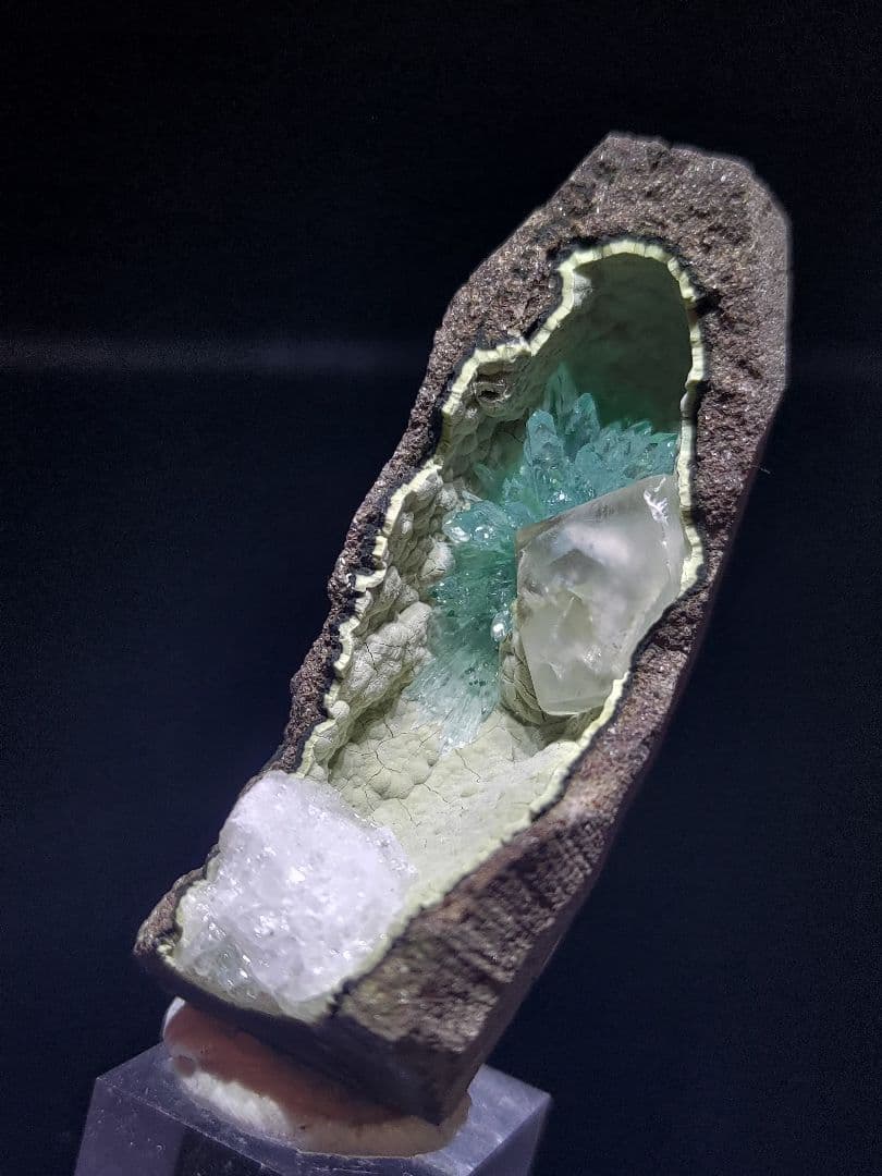 アポフィライト 魚眼石 鉱石 鉱物 ミネラル 標本 原石 母岩付き