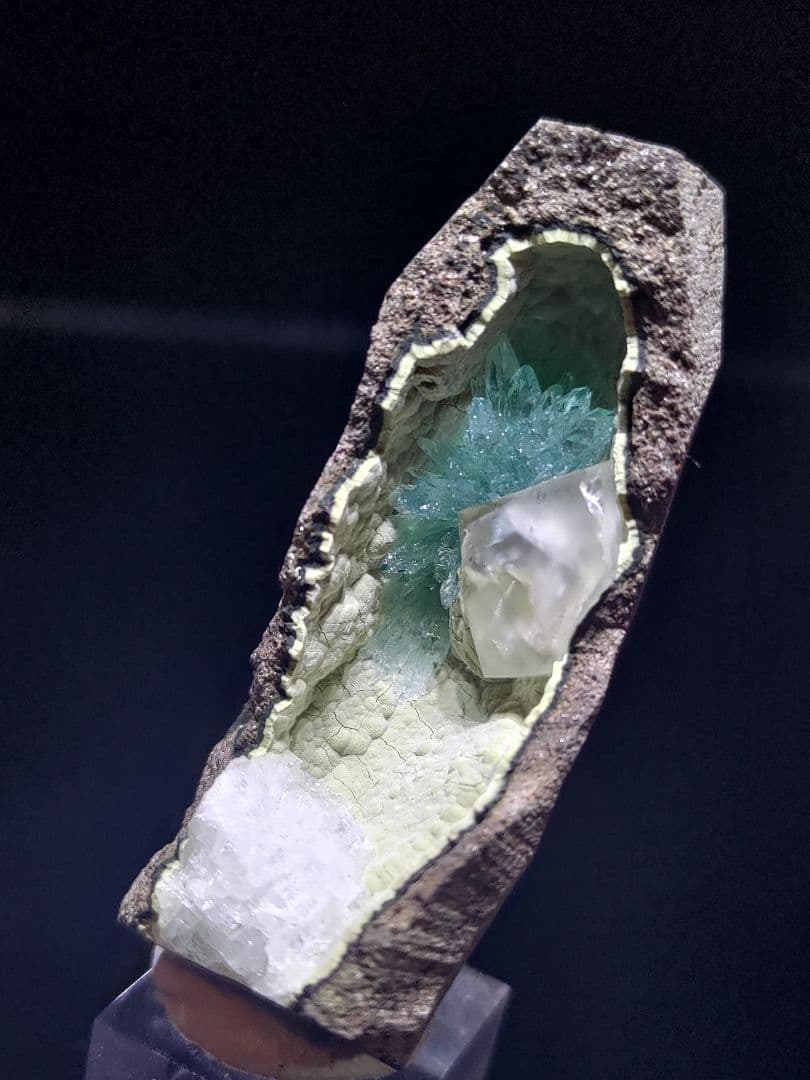 アポフィライト 魚眼石 鉱石 鉱物 ミネラル 標本 原石 母岩付き