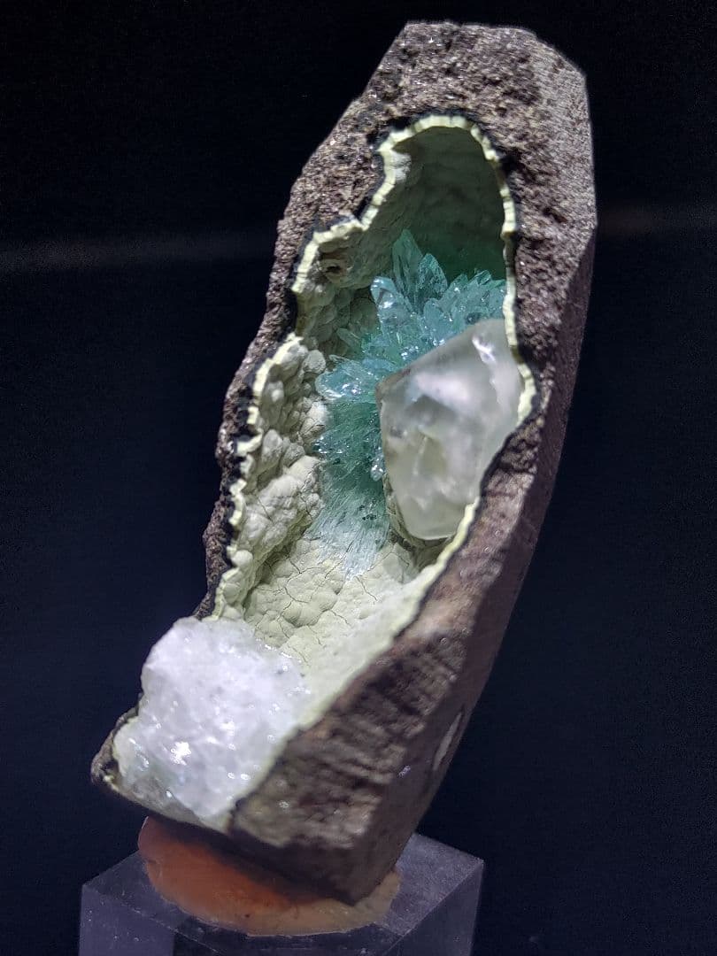 アポフィライト 魚眼石 鉱石 鉱物 ミネラル 標本 原石 母岩付き