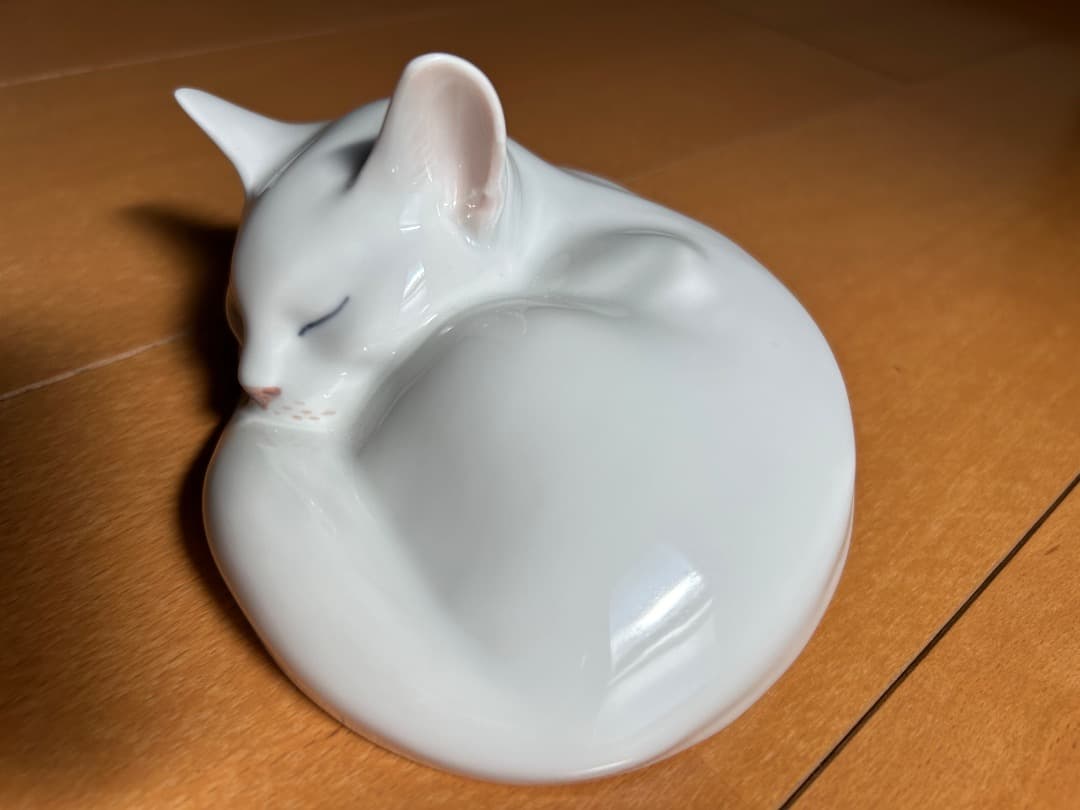   フィギュリン 眠り猫 白猫