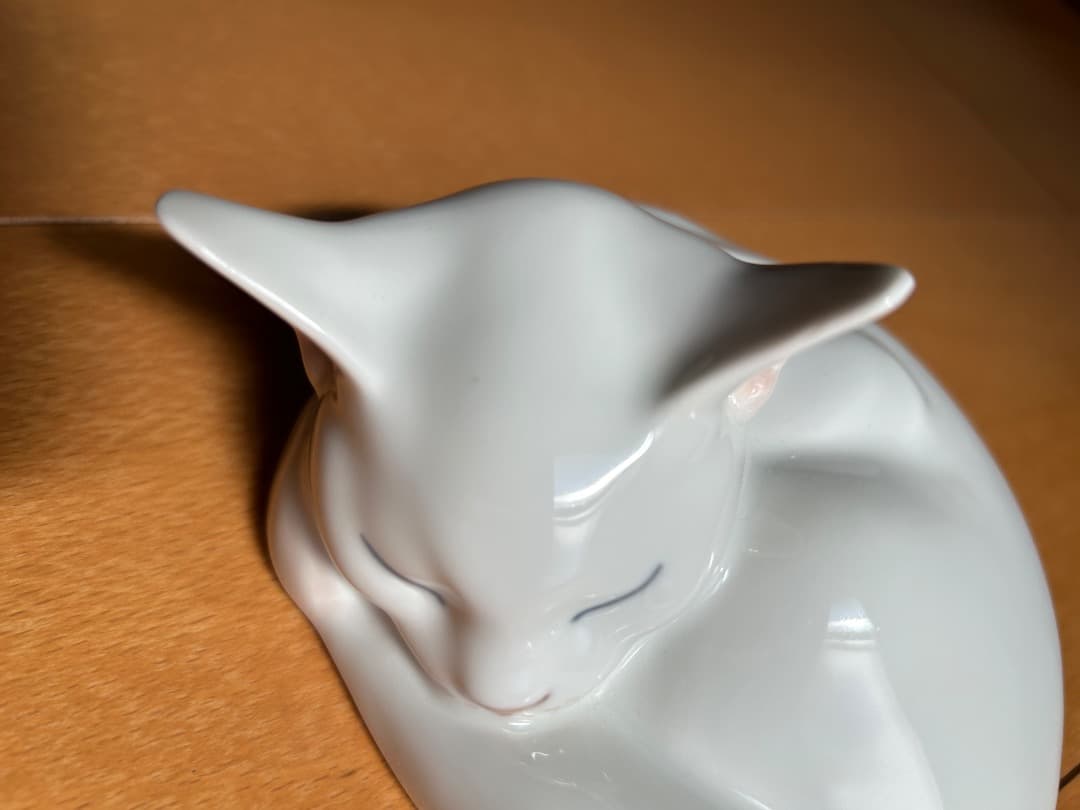   フィギュリン 眠り猫 白猫