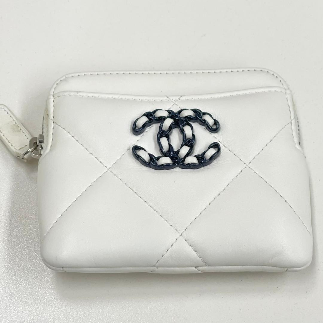 シャネル　ジップパース　シャネル19　白　ラムスキン　AP2086