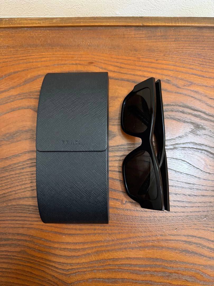 PRADA ブラックサングラス ケース付き