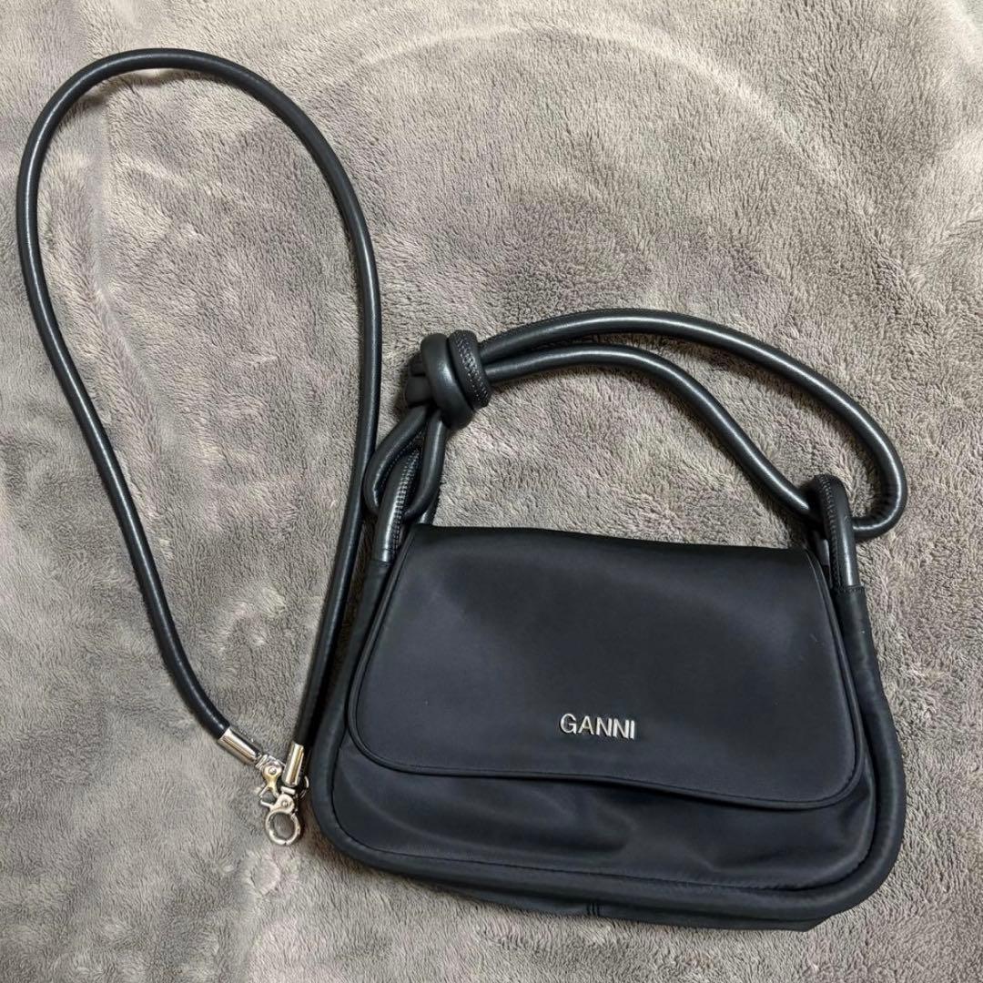 バッグ GANNI KNOT FLAP OVER HAND BAG BLACK