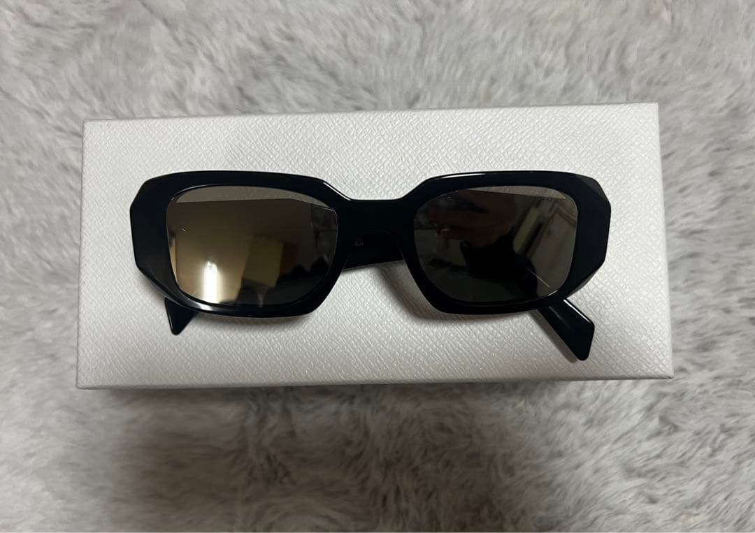 PRADA ブラック スクエアサングラス ミラーリング