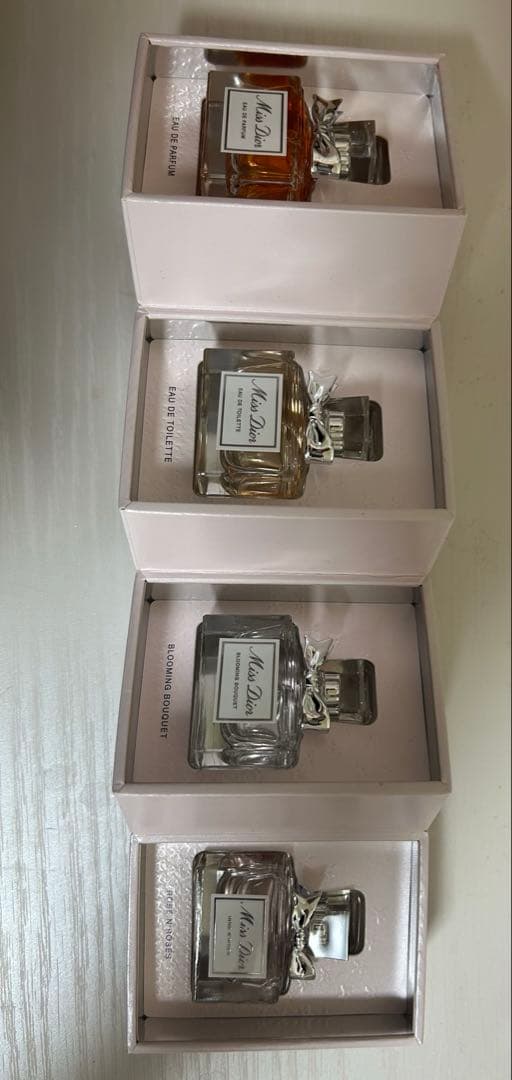 ミスディオールミニチュアコフレ　5mL×4