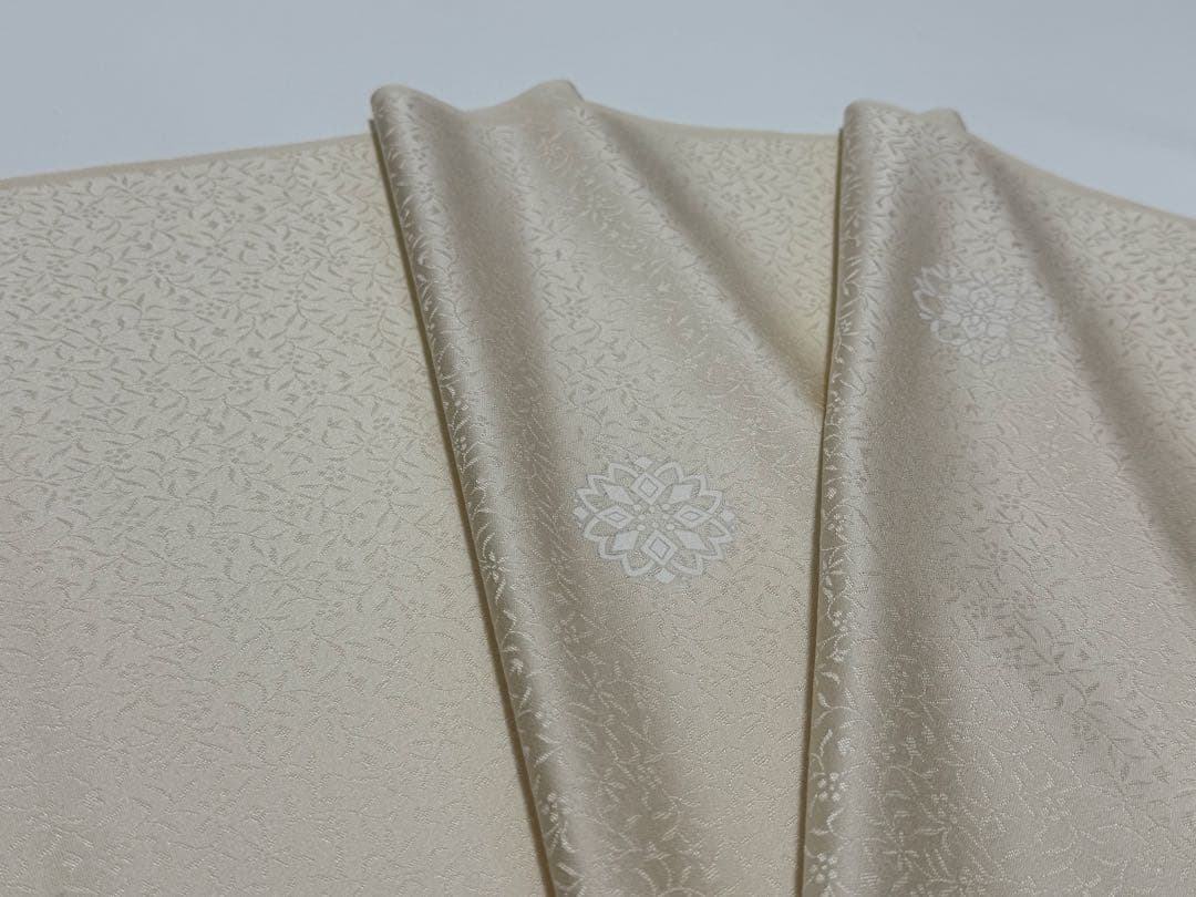 y*i様 日本の絹　丹後ちりめん　小紋　飛び柄　新品　反物　ベージュ　着物　羽織