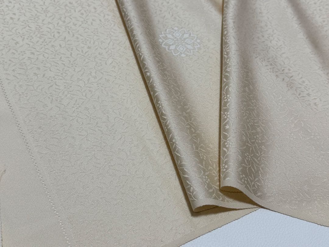 y*i様 日本の絹　丹後ちりめん　小紋　飛び柄　新品　反物　ベージュ　着物　羽織