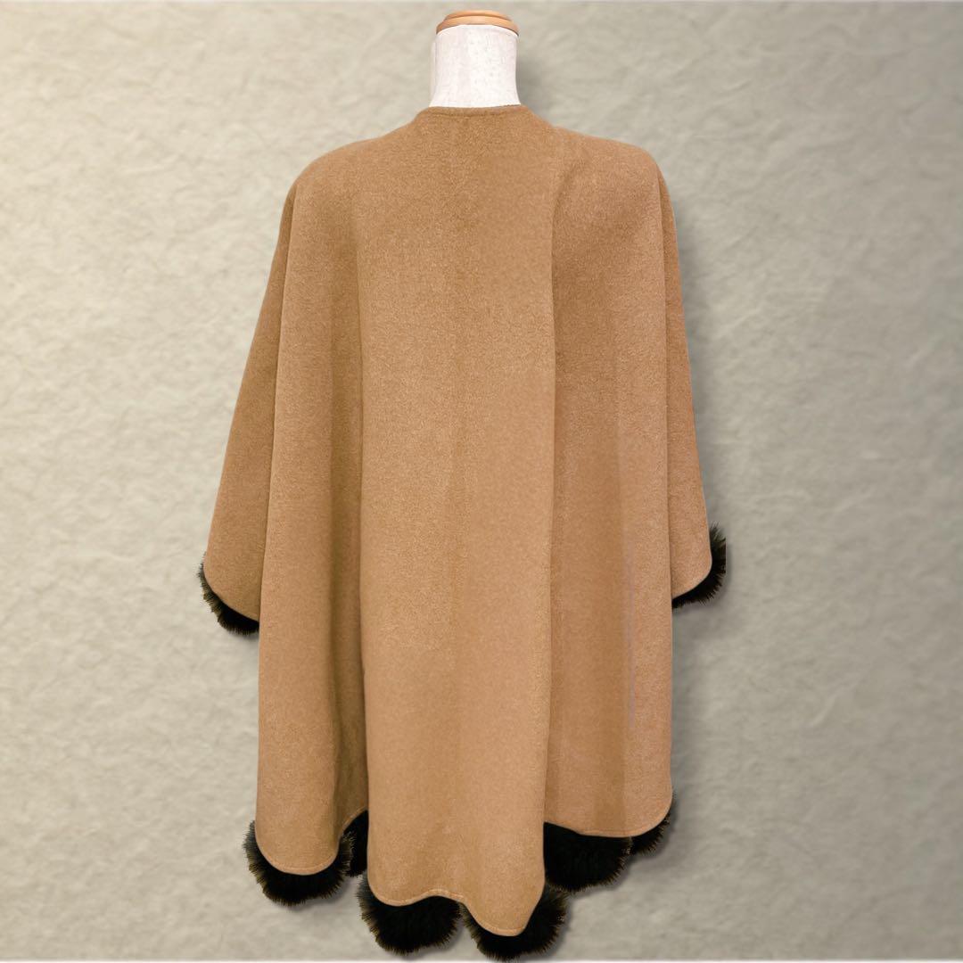 ケープ ポンチョ カシミヤ混 ブルーフォックス ポンポン付き キャメル色 羽織
