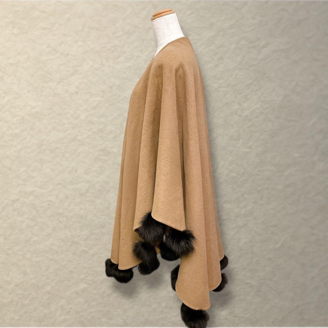 ケープ ポンチョ カシミヤ混 ブルーフォックス ポンポン付き キャメル色 羽織