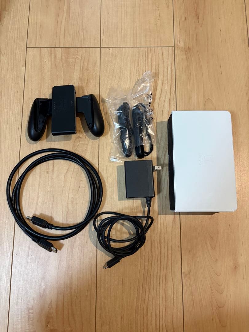 Nintendo Switch 有機ELモデル 美品　ケース・フィルム付き