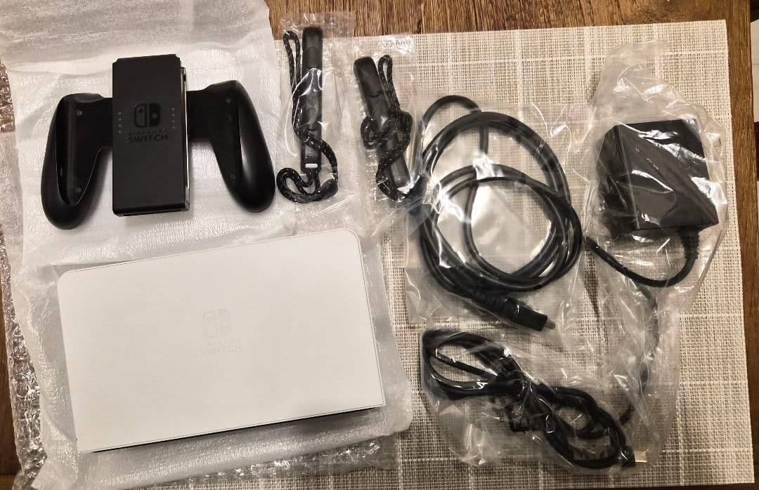 Nintendo Switch (OLEDモデル) + ゲームソフト4本