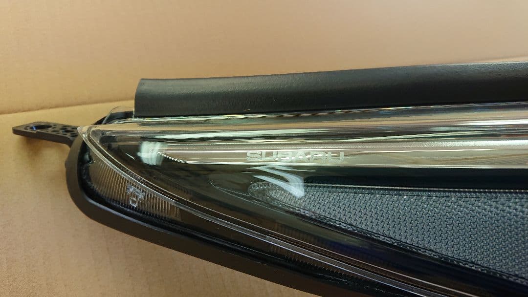 スバル クロストレック GUE 右ヘッドライト