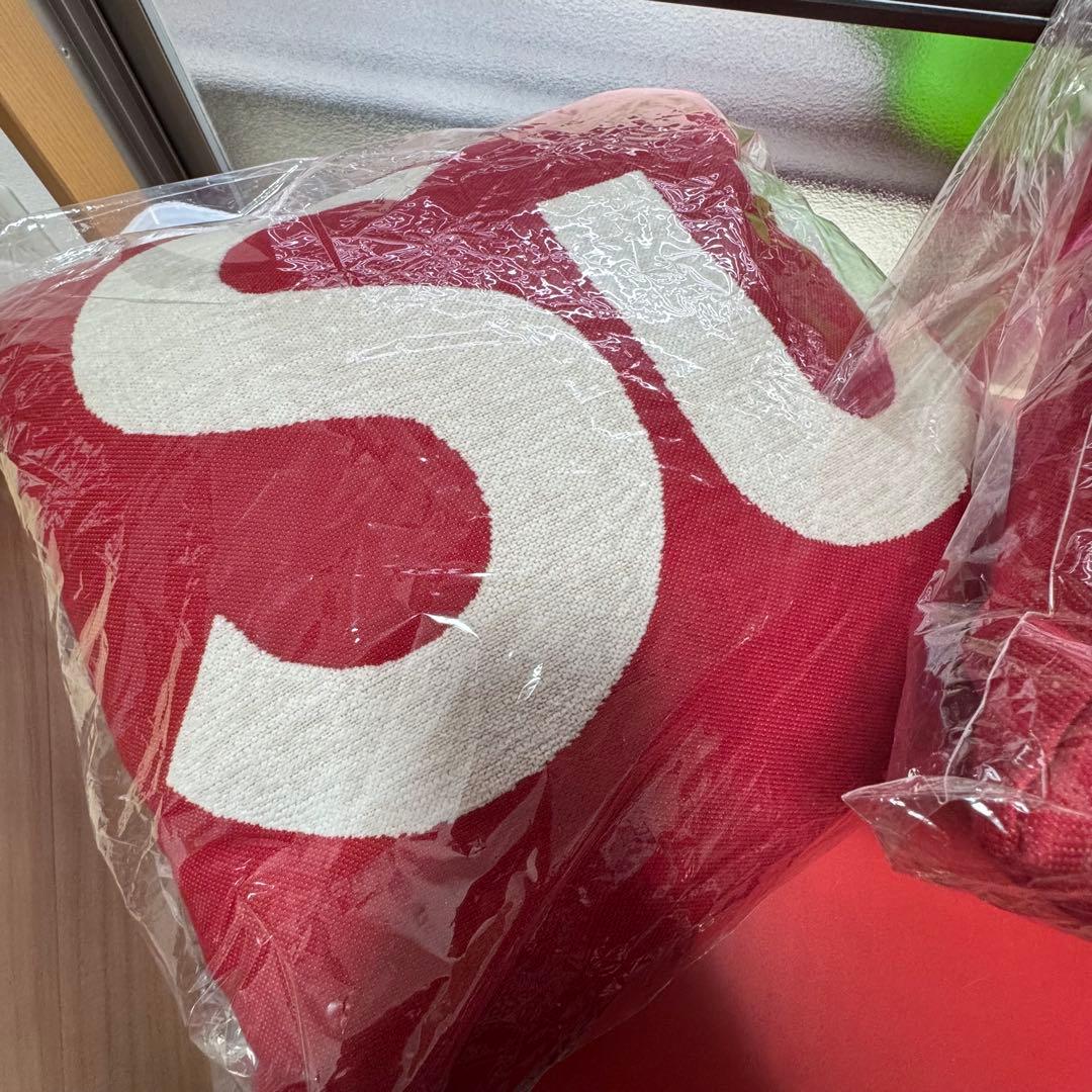 Supreme ロゴ入りレッドクッション 3個セット