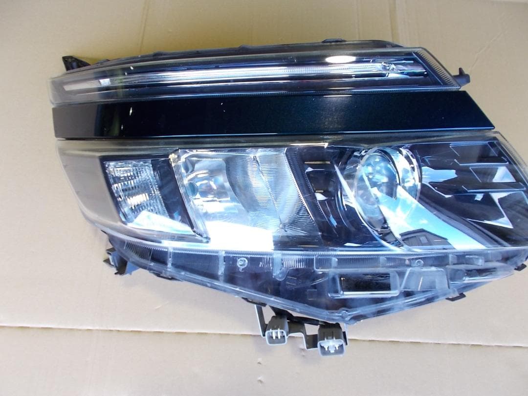 DAA-ZWR80W ヴォクシー右ヘッドランプユニット