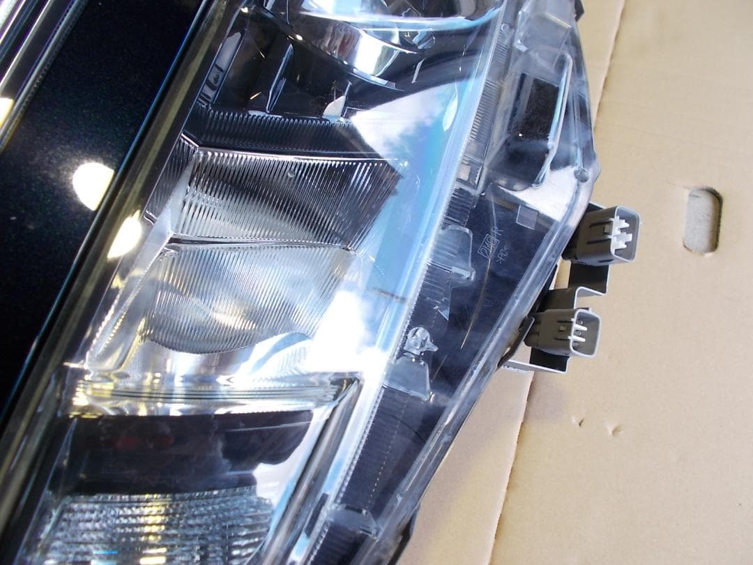 DAA-ZWR80W ヴォクシー右ヘッドランプユニット