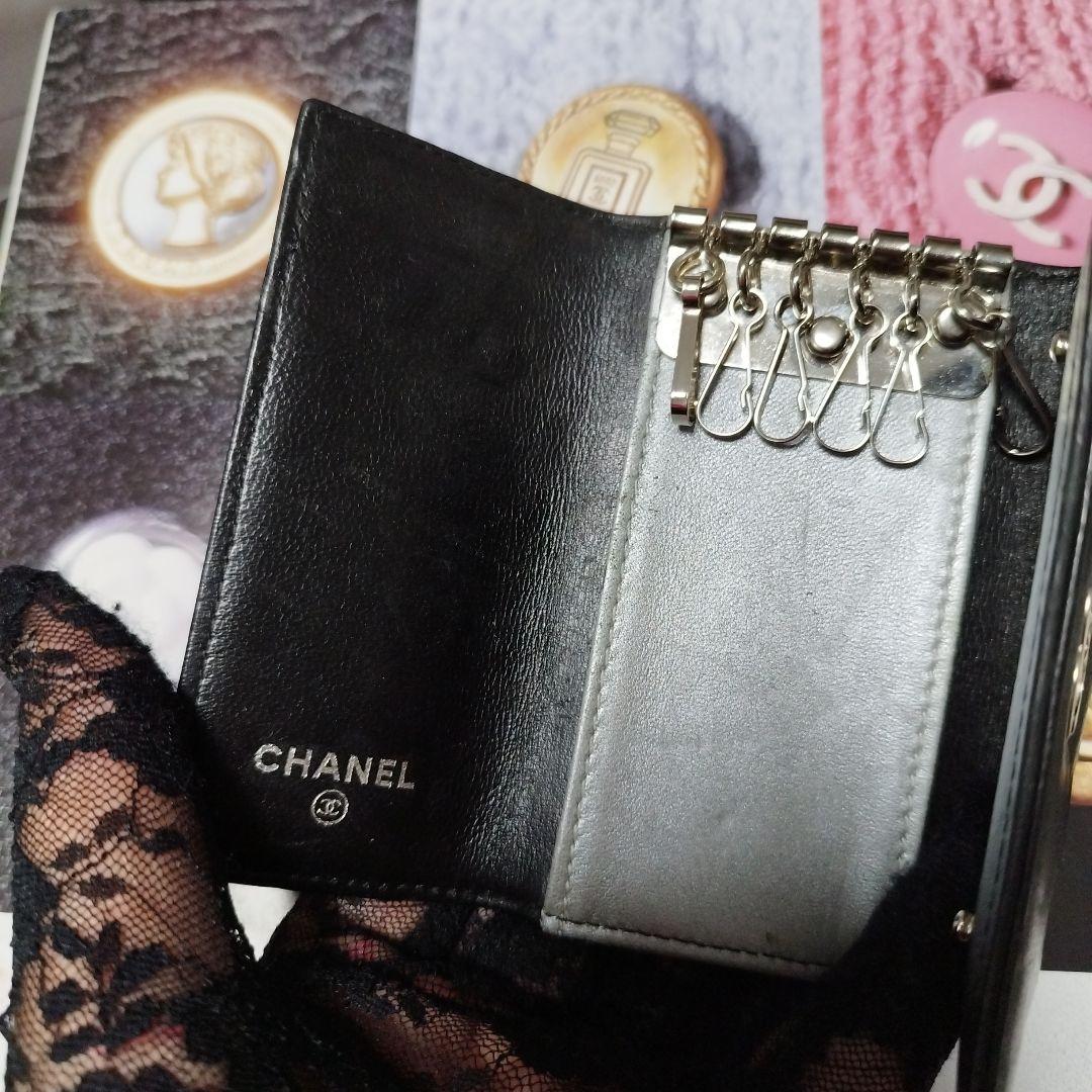 CHANEL ブラック レザー キーケース　斜めがけ