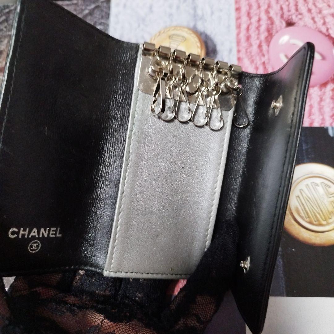 CHANEL ブラック レザー キーケース　斜めがけ