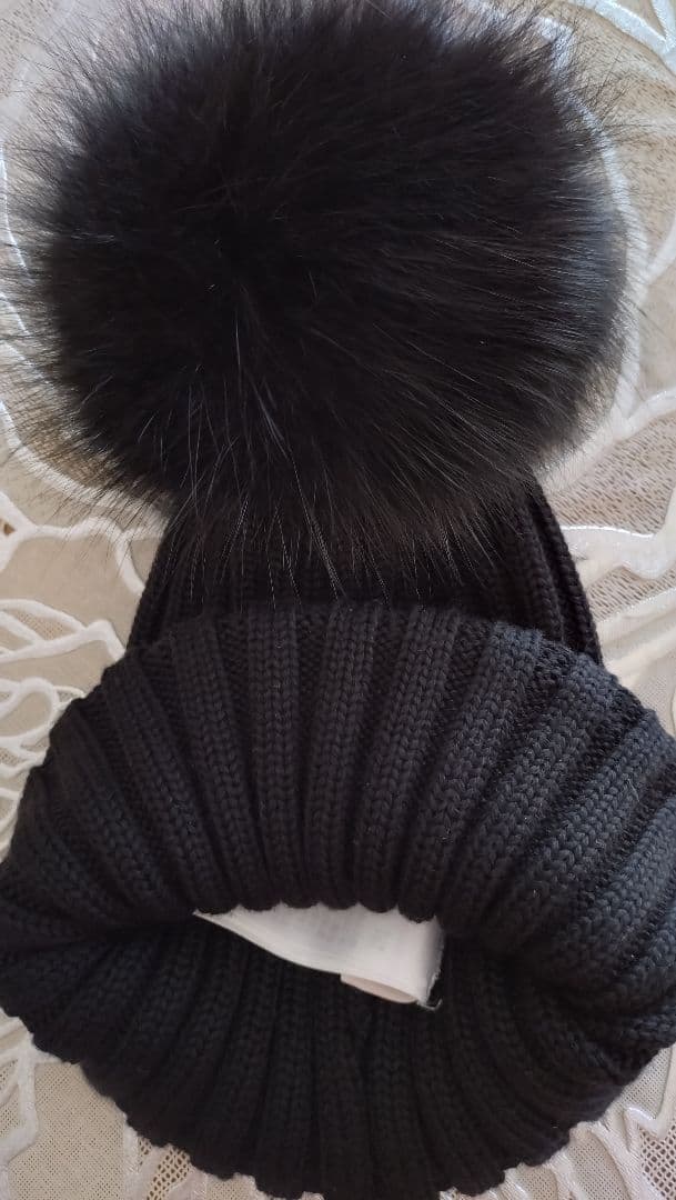 MONCLER ブラックファー付き　ビーニー　ニット帽