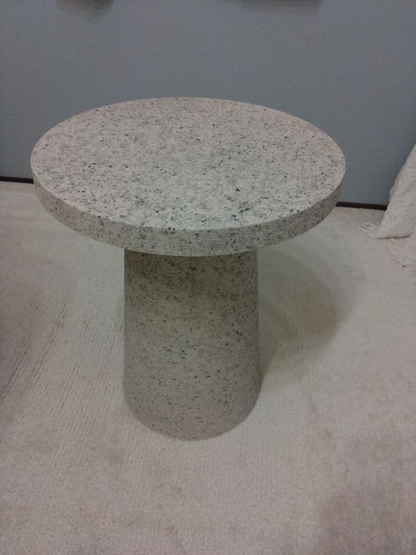 新品未使用☆円形コンクリート風サイドテーブル　大理石風