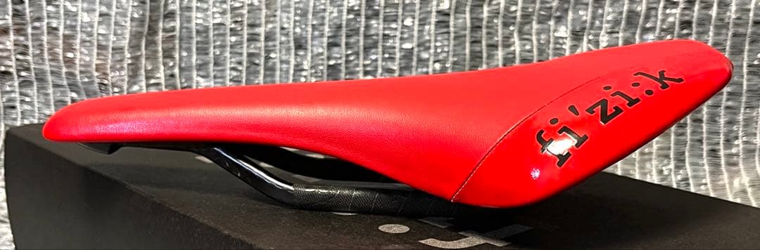 フィジーク　fi'zi:k Antares サドル カーボン　レッド