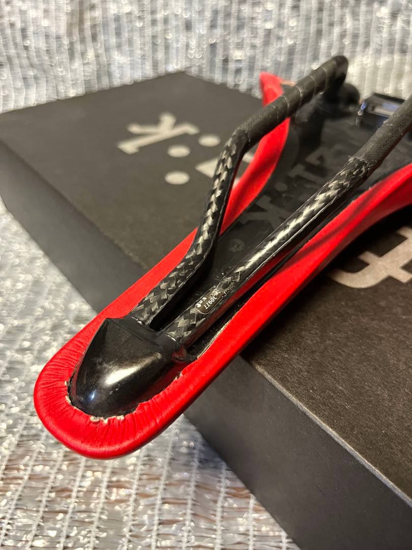 フィジーク　fi'zi:k Antares サドル カーボン　レッド