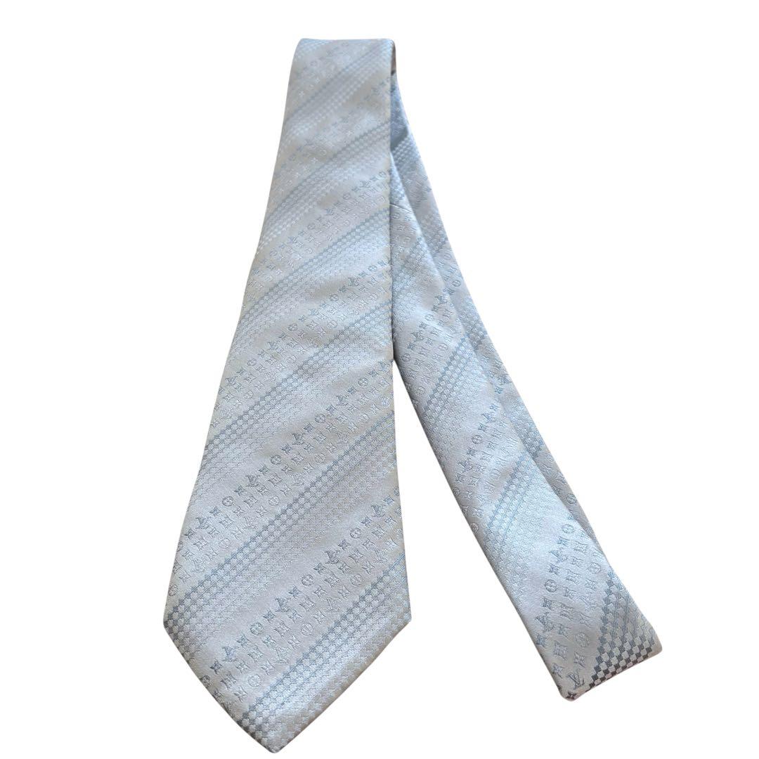 美品！ルイヴィトン ネクタイ シルク100 モノグラム 総柄 シルバー　水色