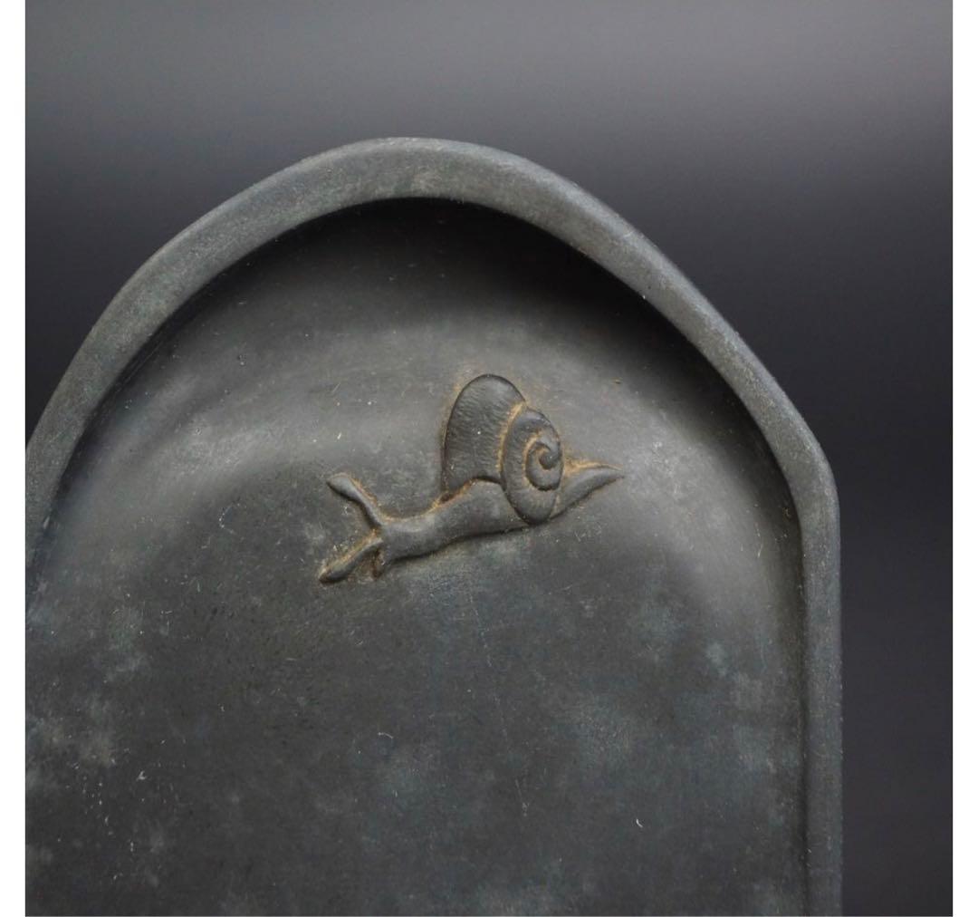 送料無料　中国古硯 　小振り『池中蝸牛』彫刻歙硯 　7.4×6ｃｍ　中国古玩