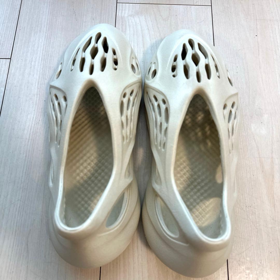 靴 Adidas Yeezy Foam