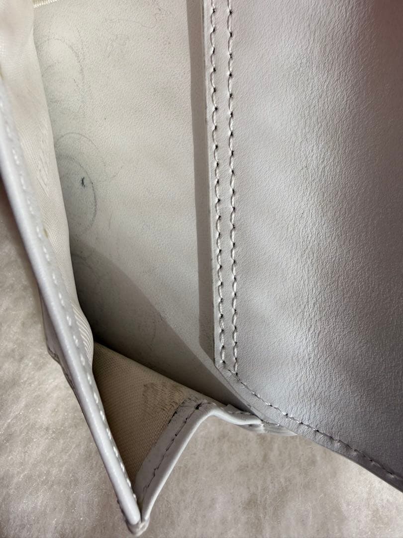 【即購入⭕️】ホワイトレザー三つ折り財布 大きなロゴ付き