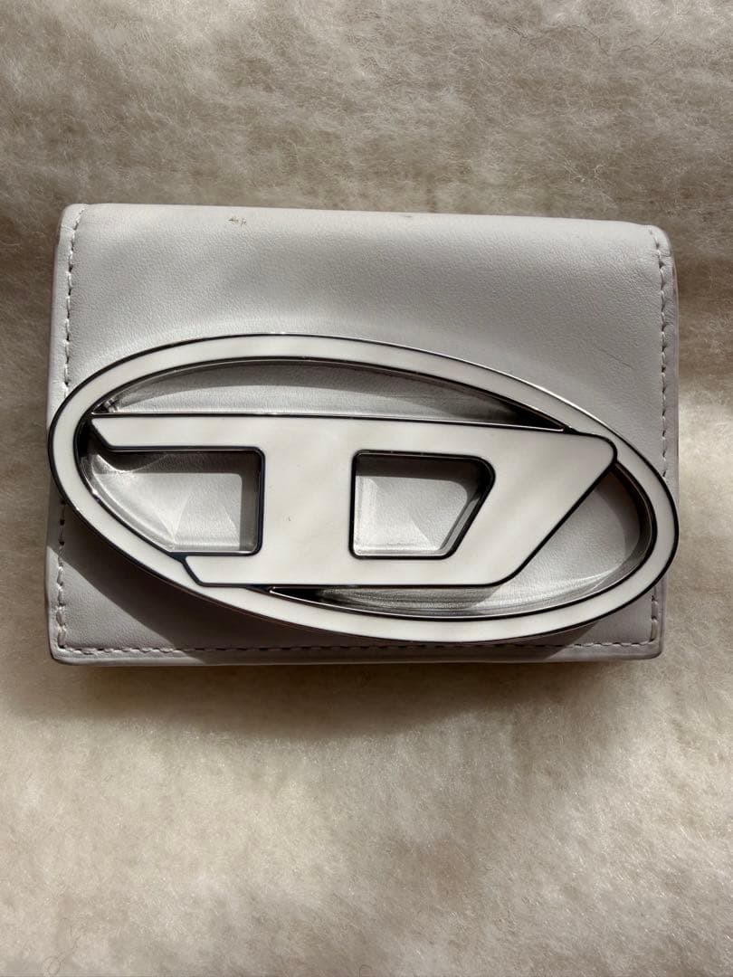 【即購入⭕️】ホワイトレザー三つ折り財布 大きなロゴ付き