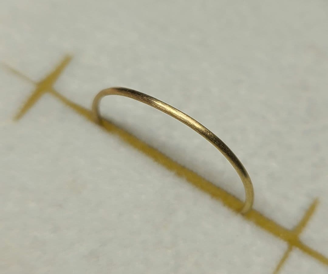 でも重ねづけにも可愛いです!!★18金プレーンリング、マット加工★