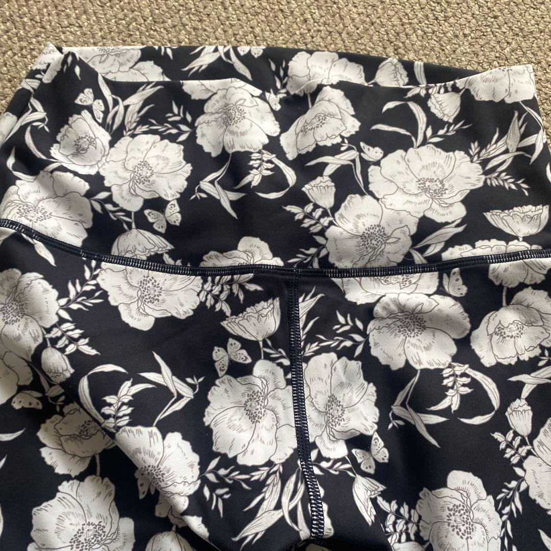 SUKARA ネイビー/ホワイト花柄ヨガウェア