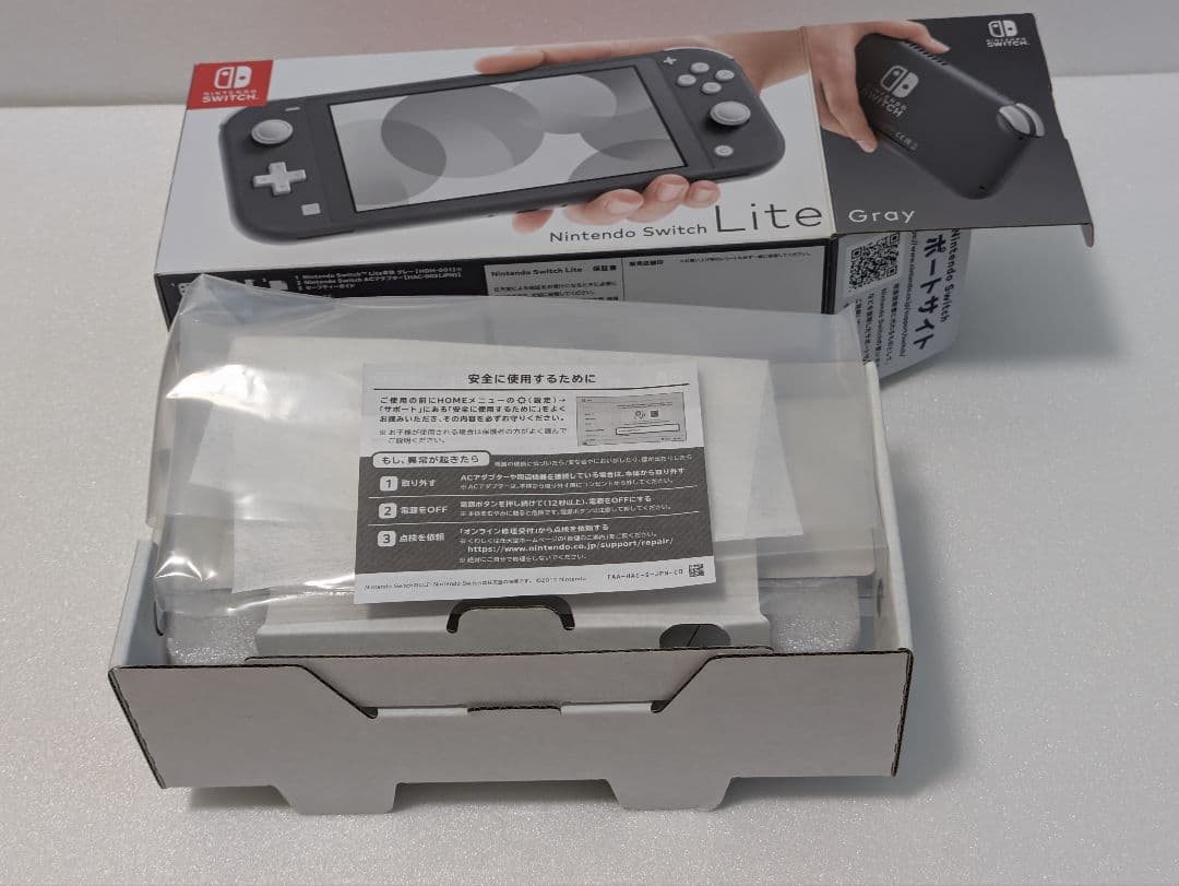 【美品】Switch Lite 本体 ※保護ガラス貼付＆シリコンカバー付き