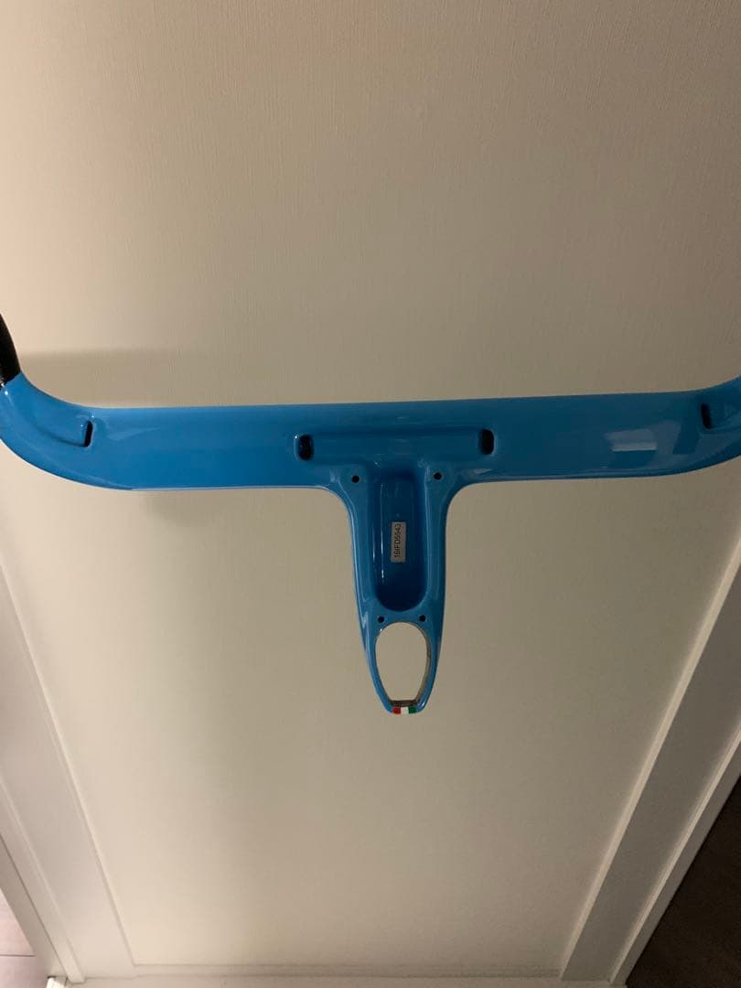 ウィリエール　ゼロ9の限定カラーです。 同メーカーのアルバダというハンドルです。