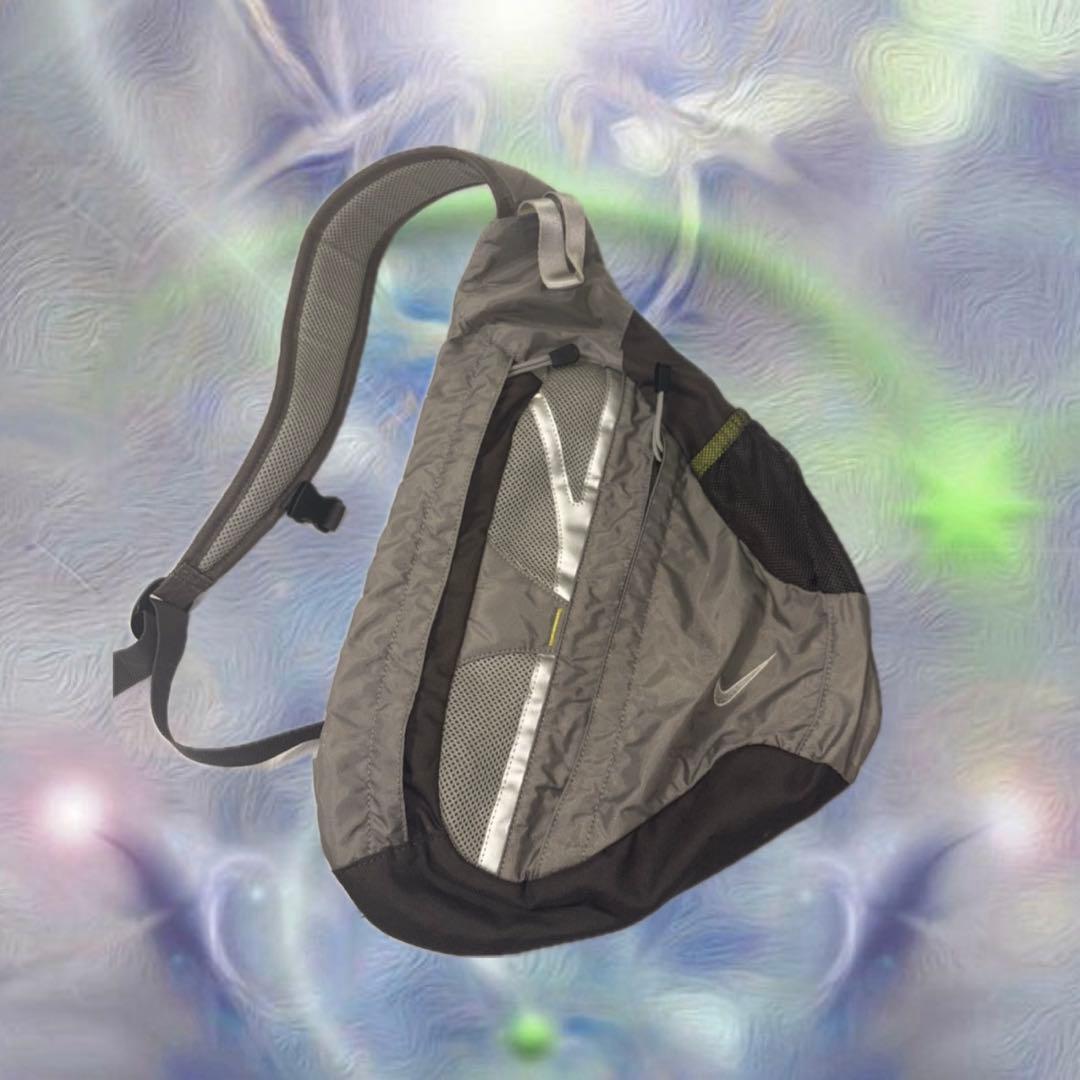 00s NIKE ワンショルダーバック　シルバー　スリングバッグ　y2k