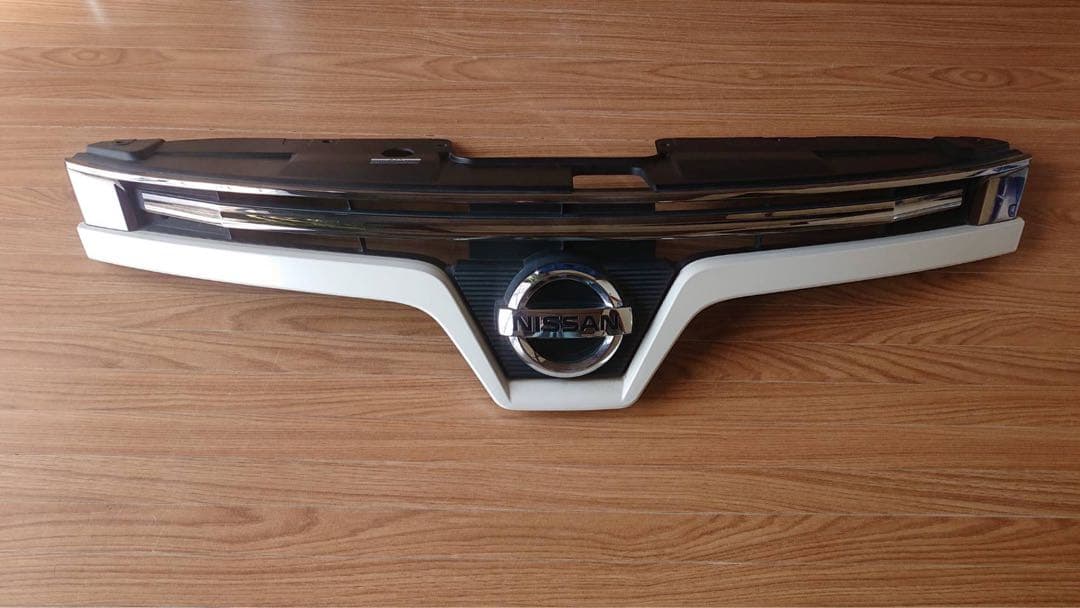 日産 エルグランド Ｅ52 フロント純正 アッパーグリル カラーQAB 送料込