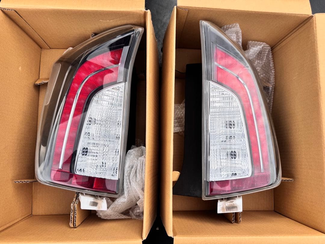 30プリウス Gsテールランプ純正　トヨタ