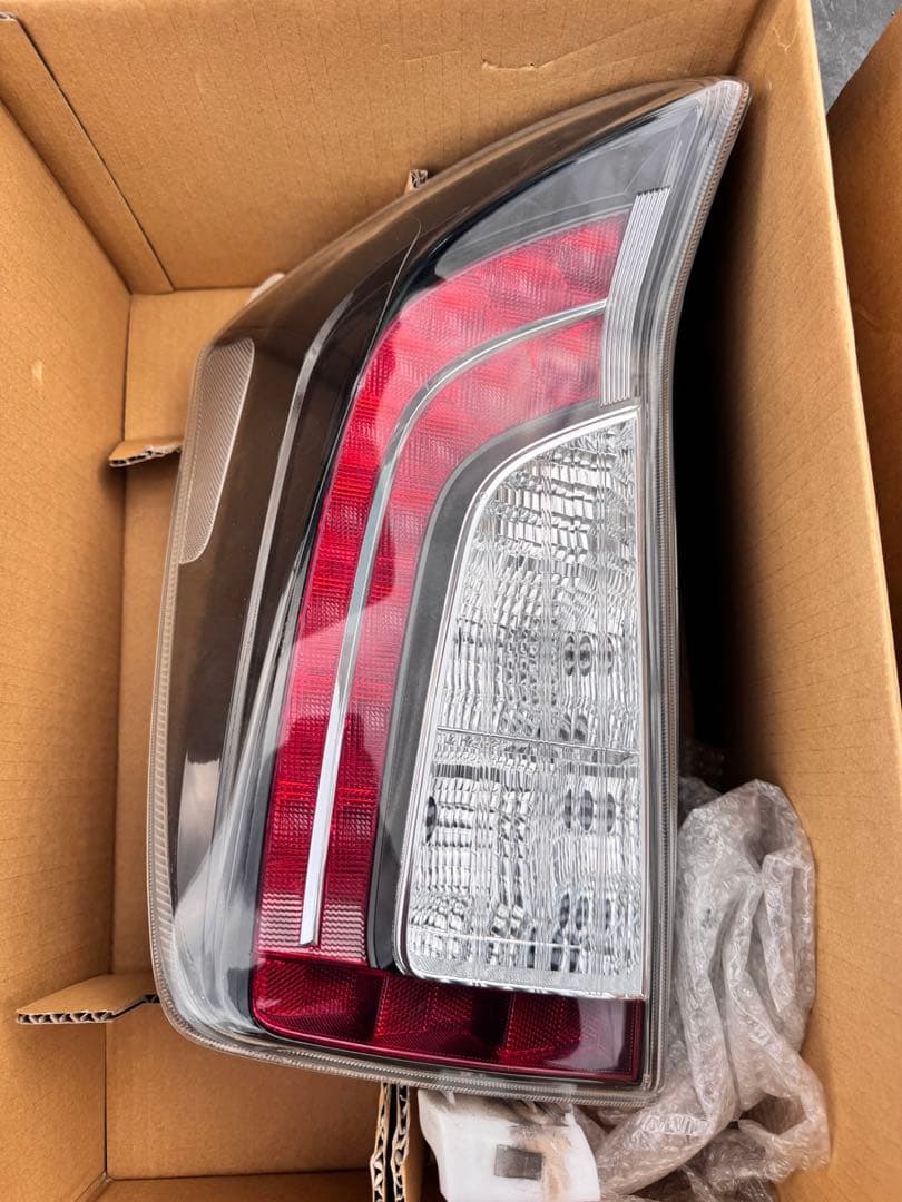 30プリウス Gsテールランプ純正　トヨタ