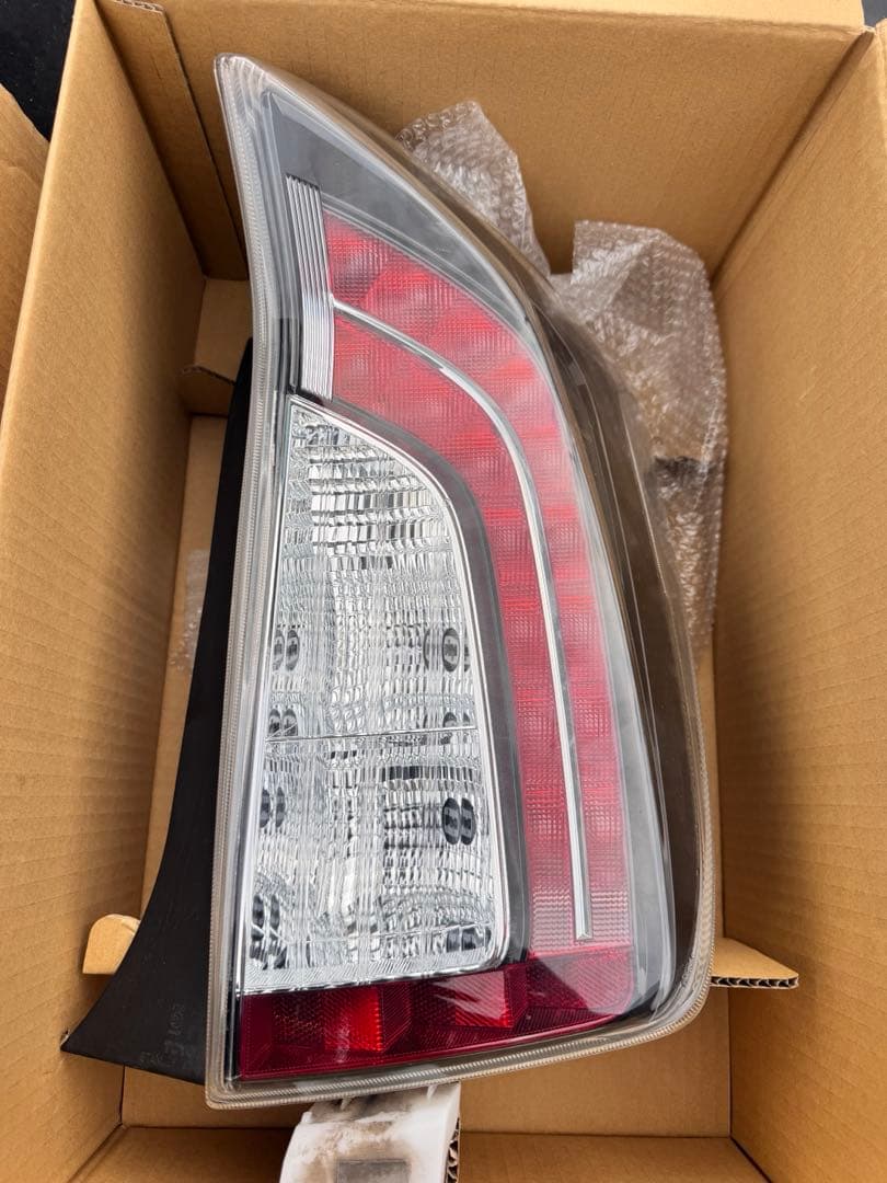 30プリウス Gsテールランプ純正　トヨタ
