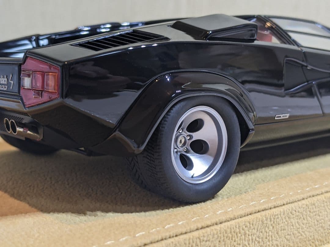 1/18 メイクアップ IDEA カウンタック LP5000S 1982