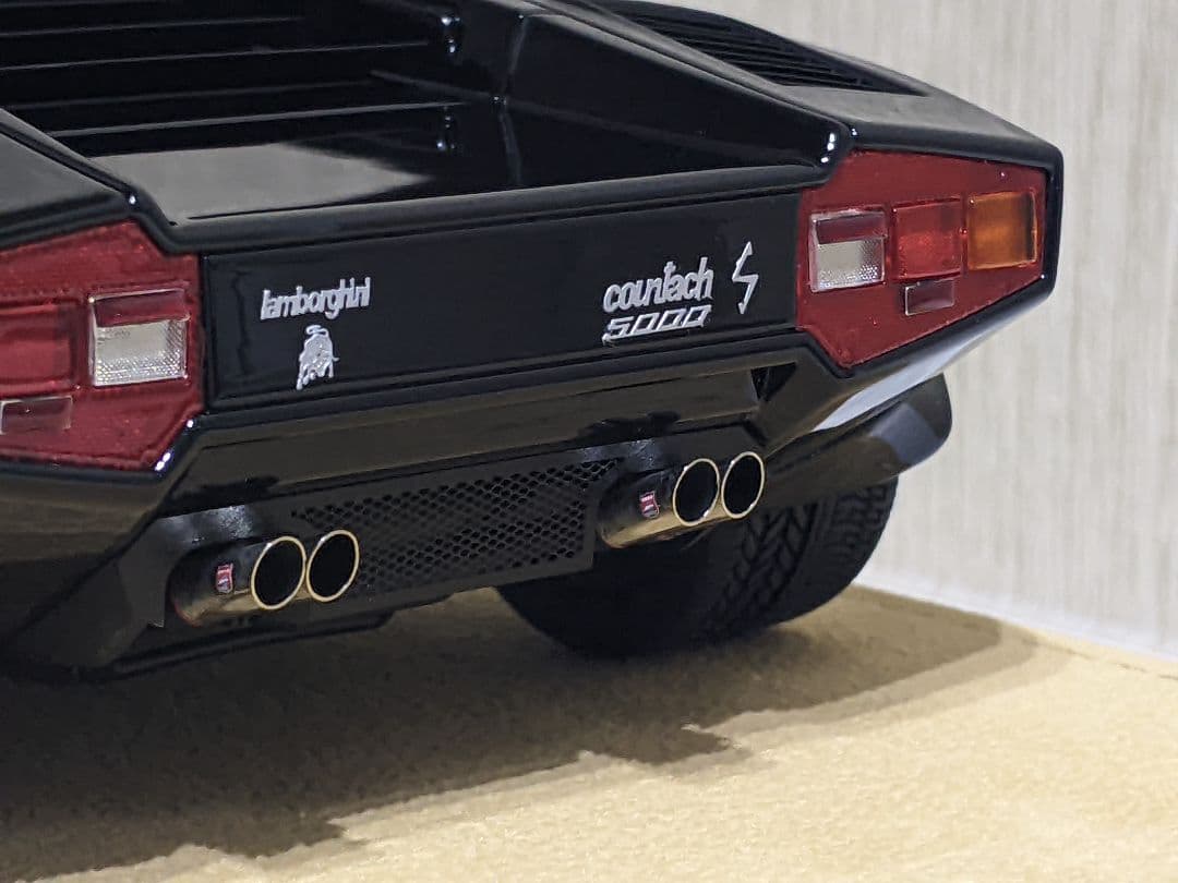 1/18 メイクアップ IDEA カウンタック LP5000S 1982