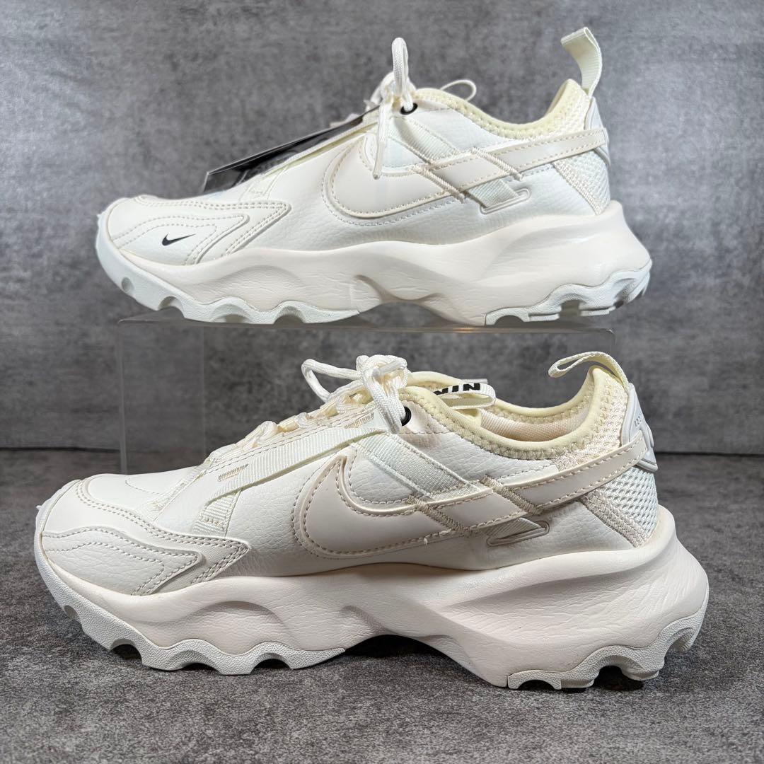 極美品　NIKE ナイキ　TC7900 ウィメンズ　スニーカー　23.5cm
