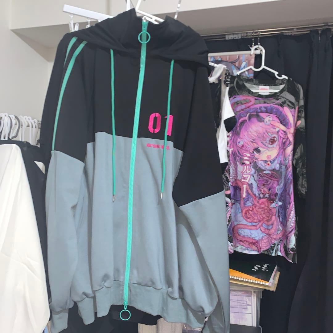 れる　LISTEN FLAVOR の初音ミクジャージ　パーカー　ブラック