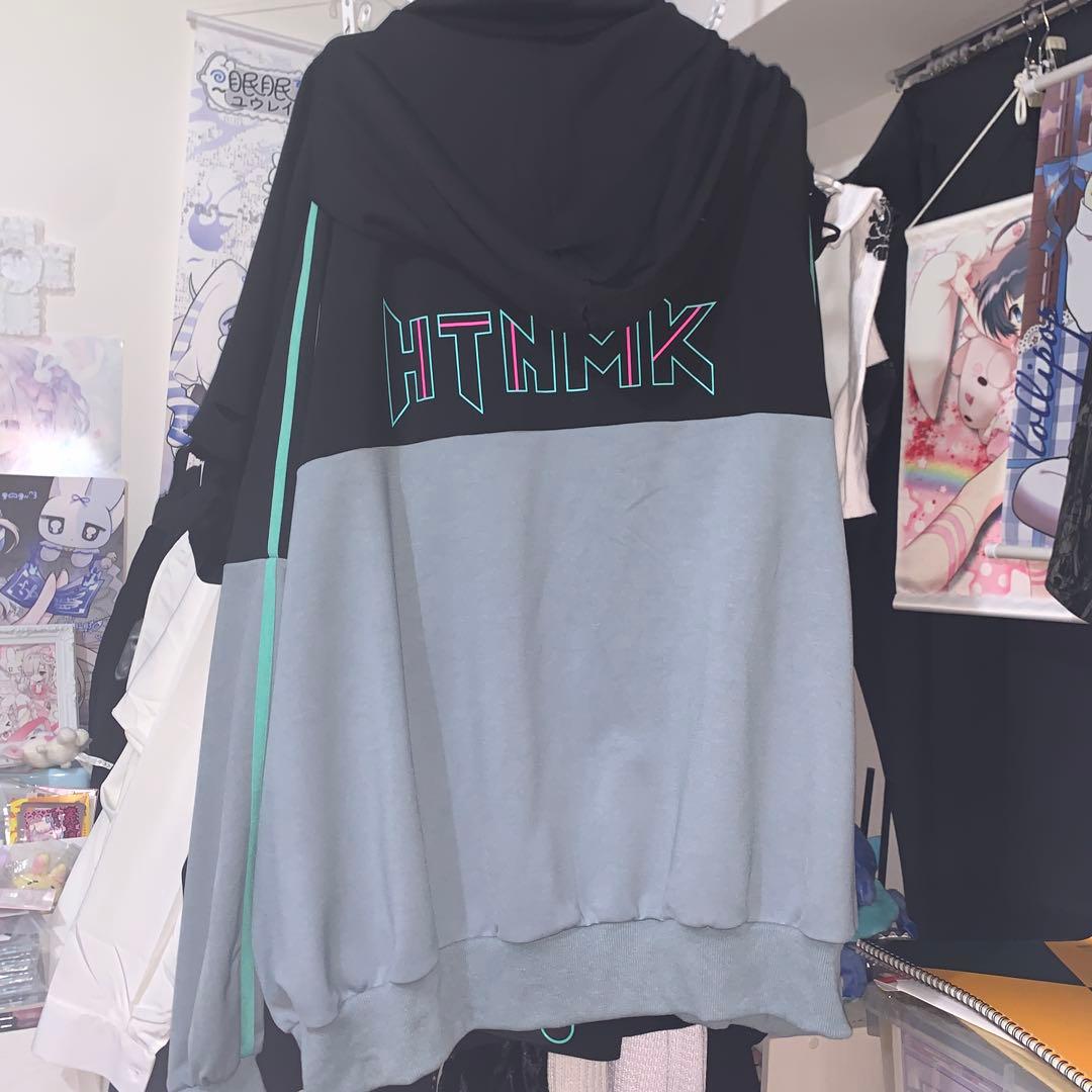 れる　LISTEN FLAVOR の初音ミクジャージ　パーカー　ブラック