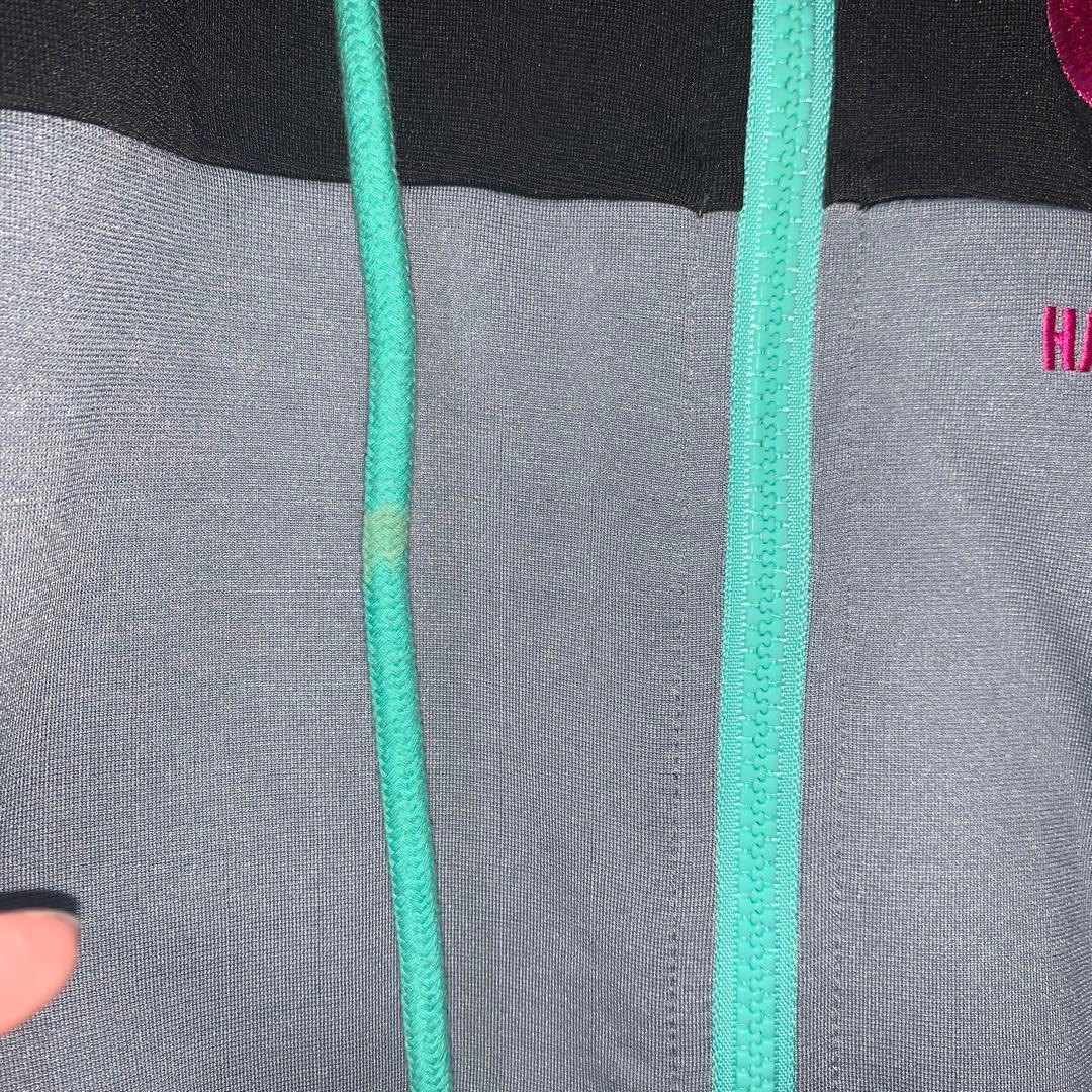 れる　LISTEN FLAVOR の初音ミクジャージ　パーカー　ブラック